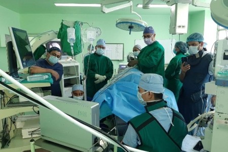 बाँसबारीको न्युरो अस्पतालमा दुरबिनको माध्यमले मेरुदण्डको शल्यक्रिया