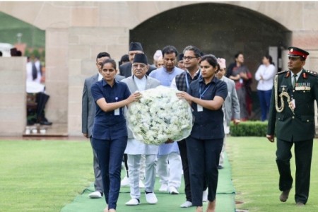 प्रधानमन्त्री प्रचण्डद्वारा महात्मा गान्धीको समाधिस्थलमा पुष्पगुच्छा अर्पण