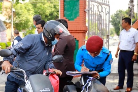 सिंहदरबारबाट कार्यालय समयमा बाहिरिने कर्मचारीको विवरण टिप्दै राष्ट्रिय सतर्कता केन्द्र