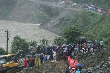 नारायणगढ- मुग्लिङ सडकमा फेरि पहिरो खस्यो, हजारौं यात्रु अलपत्र