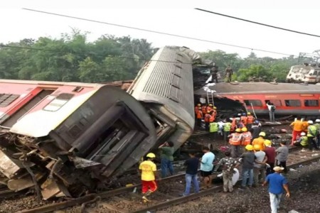 ओडिशा रेल दुर्घटनामा रेलवेकै सिनियर इन्जिनियरसहित तीन पक्राउ