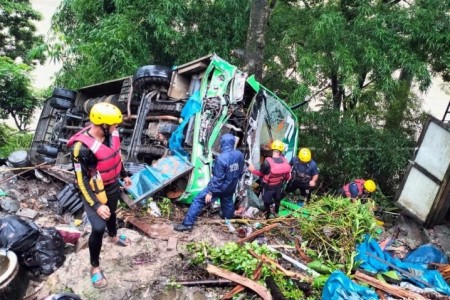 दासढुङ्गामा बस पल्टिँदा १९ जना यात्रु घाइते