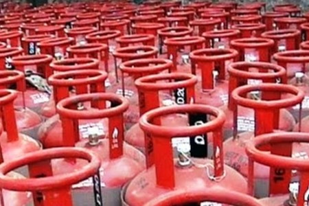 ग्यासको मूल्य धेरैले घटेर आउँदा पेट्रोलको बढेर आयो ८ रुपैयाँ