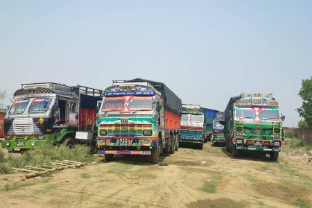 बाँकेका ट्रक व्यवसायी ढुवानीका साधन थन्क्याएर आन्दोलनमा