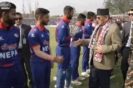 प्रधानमन्त्री दाहाल नेपाल र यूएईको खेल हेर्न क्रिकेट मैदानमा