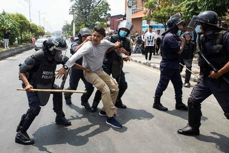 नक्कली शरणार्थी प्रकरणमा पक्राउ परेका पक्षमा बहस गर्ने अधिवक्ताविरुद्ध नारावाजी, १३ जना पक्राउ