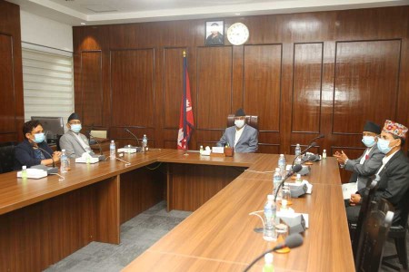 चैत्रसम्म सबै नेपालीलाई खोप लगाइने देउवा सरकारको पहिलो निर्णय