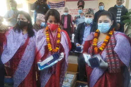 नेपालगञ्जमा सामुदायिक विद्यालयका विद्यार्थीलाई हिमानी कोषको सहयोग