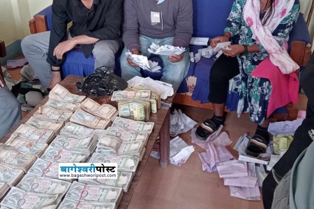 नेपालगन्जमा ३८ लाख रुपैयाँसहित  हुण्डी कारोबार गर्ने गिरोहका ३ जना पक्राउ