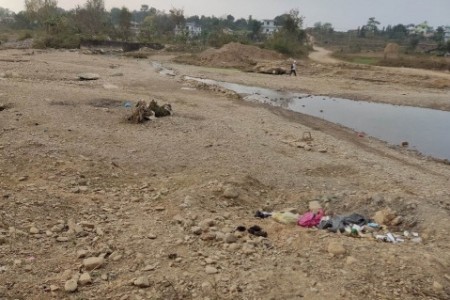 दाङमा दुई पुलको काम अलपत्र पार्दै ठेकेदार सम्पर्कविहीन