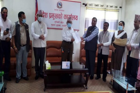 मुख्यमन्त्रीका लागि कुलप्रसाद केसीको दाबी, ४२ सांसदको हस्ताक्षर