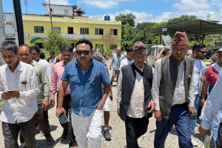 ब्यापक जनगुनासोपछि जनप्रतिनिधिसहित विद्युत कार्यालय पुगे गिरी