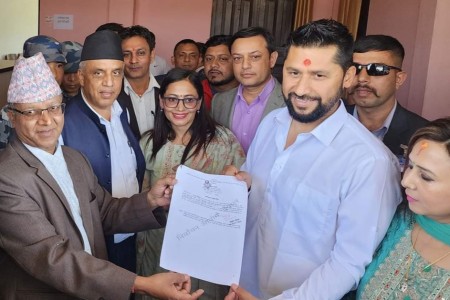 चितवन -२ बाट रवि लामिछानेले गरे उम्मेदवारी दर्ता
