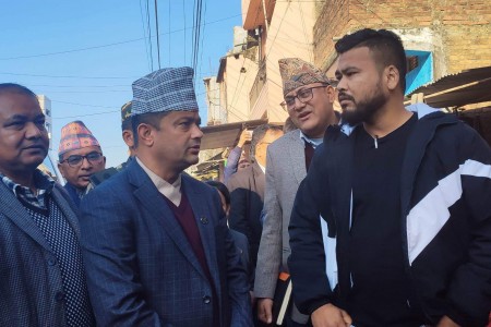 स्वास्थ्य मन्त्री गिरी दादुरा प्रभावित क्षेत्र नेपालगन्जमा