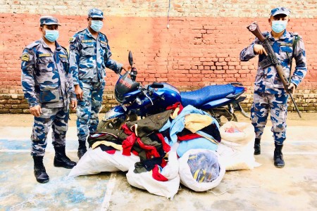 सशस्त्र प्रहरीद्वारा नेपालगन्जबाट पल्सरसहित लाखौंको अवैध सामाग्री बरामद