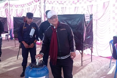 सभापतिका उम्मेदवार सुरेन्द्र हमालले गरे मतदान