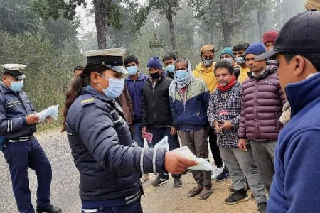 चालकसँग बाँके ट्राफिक प्रहरीले गर्यो सचेतना कार्यक्रम