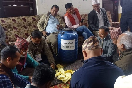 कांग्रेस बाँके अधिबेशन:सभापतिको मटपेटिका खोलियो, मतपत्र पटयाइँदै