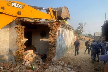 नरैनापुरमा अतिक्रमित घर टहरा भत्काउन सुरु