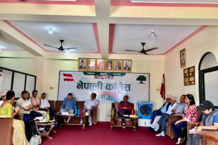 लुम्बिनी कांग्रेसले प्रशिक्षण दिँदै, कार्यक्रमलाई डा. शेखरले सम्बोधन गर्दै