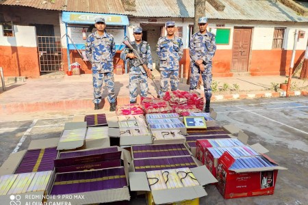 सशस्त्र प्रहरीद्वारा बाँकेको खजुराबाट साढे ५ लाख बढीको कपडा बरामद