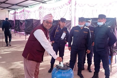 कांग्रेस बाँकेको नयाँ नेतृत्व चुन्न मतदान सुरु, गौडेलले गरे पहिलो मतदान