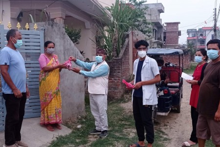 औषधि र स्वास्थ्यकर्मी सहित घर घर पुग्दै वडाध्यक्ष सुवेदी