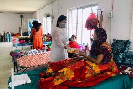 समाजसेवी पिंकी शाहले कोरोना संक्रमितलाई खुवाईन मिठाई र खाना