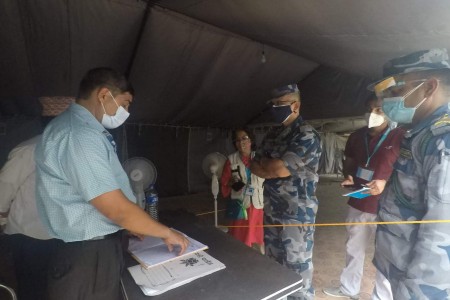 नेपालगन्जको जमुनहा नाकामा सुरक्षाकर्मीलाई कटिबद्द भएर लाग्न डिआइजी प्रधानको निर्देशन