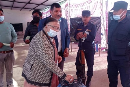 बाँके कांग्रेस सभापति किरण कोइरालाले गरिन् मतदान