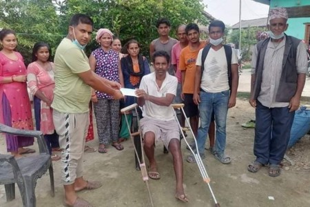 बँदेलको आक्रमणमा घाइते भएका वन हेराललाई अध्यक्ष खत्रीले दिए आर्थिक सहयोग