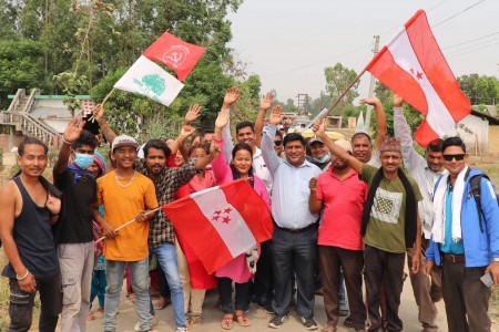 चुनावी घरदैलो गर्दै खजुरा १ मा पुगे गठबन्धनका उम्मेदवार