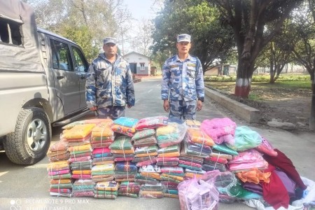 सशस्त्र प्रहरीद्वारा नेपालगन्जको पिप्रहवाबाट लाखौं रुपैयाँका अवैध लत्ताकपडा बरामद