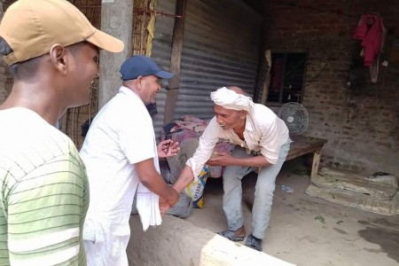 घरदैलो गर्दै हिरमिनिया पुगेका चौधरीलाई मतदाताले आशिर्वाद दिँदै भने–‘बाबु फेरि जित्नुहोस् डुडुवालाई नमुना बनाउनुहोस्’