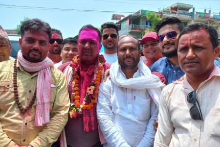 प्रशान्त र पुर्णले अगैया पुगेर दिए राप्तीसोनारीका नवनिर्वाचित अध्यक्ष पौडेललाई बधाई