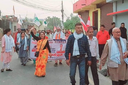 निरन्तर घरदैलोमा हमाल