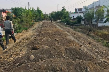 कोहलपुर–२ मा एमालेका वडा अध्यक्ष पदका उम्मेदवारद्वारा रातारात ग्राभेल