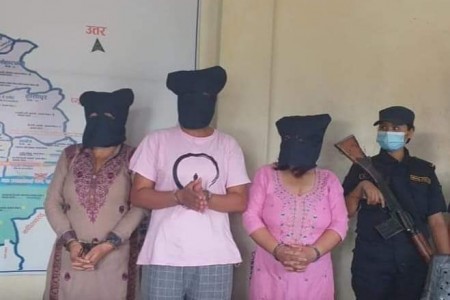 एक पुरुषसंग ५० लाख बार्गेनिङ गर्ने तीन महिला फन्दामा