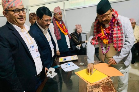 कांग्रेस नेता दीपक गिरीले दाङ ३ बाट उम्मेदवारी दर्ता गराए