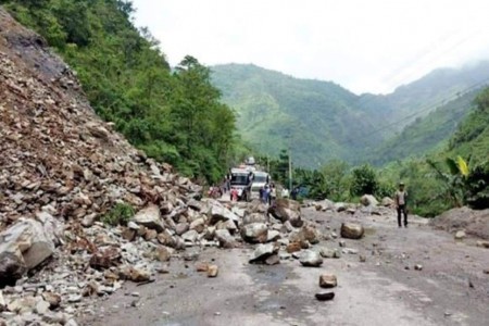 अविरल वर्षाले पूर्व पश्चिम राजमार्ग र बुटवल-पाल्पा सडक अवरुद्ध