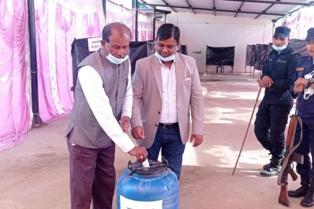 बाँके कांग्रेस सभापतिका उम्मेदवार बादशाह कुर्मीले गरे मतदान