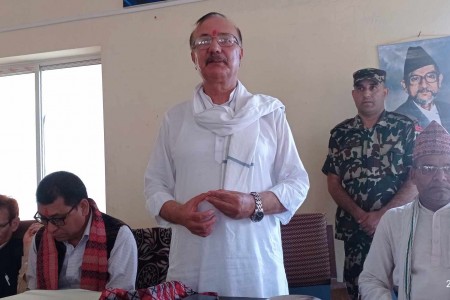 लोकतन्त्रको स्थायित्वका लागि विचलित नभएर कार्यक्षेत्रमा लाग्न रिजालको आग्रह