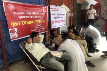 भूकम्पका घाइतेको उपचारका लागि नेपालगन्जमा रगत संकलन