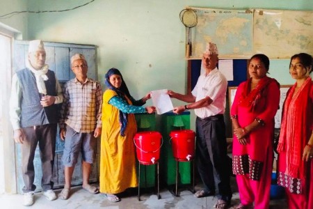 राप्तीसोनारीको सिद्धेश्वरी प्राथमिक विद्यालयलाई विभिन्न सामग्री सहयोग