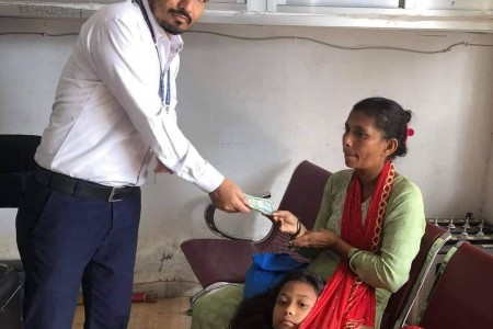 भेरीमा उपचाररत बालिकालाई बस्नेतको पहलमा आर्थिक सहयोग