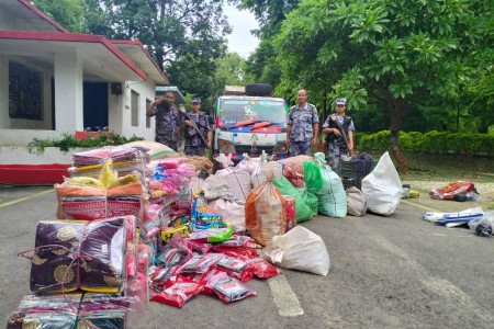 बाँकेमा सशस्त्र तस्करीविरुद्ध कडा रुपमा प्रस्तुत:समातियो गाडीसहित झण्डै साढे ६ लाखको सामाग्री
