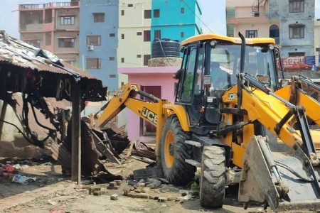 बागेश्वरी पूर्वको सार्वजनिक जग्गा खाली गराइयो, दैलेखी बंगलामा डोजर चल्यो