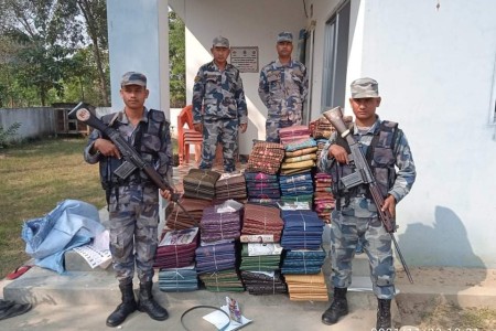 बर्दियामा सशस्त्र प्रहरीद्वारा ४ लाख बढीको अबैध लेडिज सुट बरामद