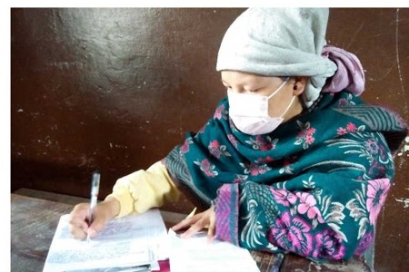 सात दिने नवजात शिशुलाई काखमा च्यापेर परिक्षा दिदैँ एक सुत्केरी