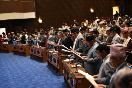 प्रतिनिधिसभाका नवनिर्वाचित सांसदले लिए शपथ